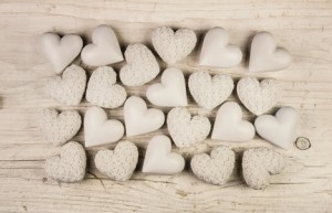 Wei beige Herzen auf Holz Hintergrund: Trauer, Liebe, Tod